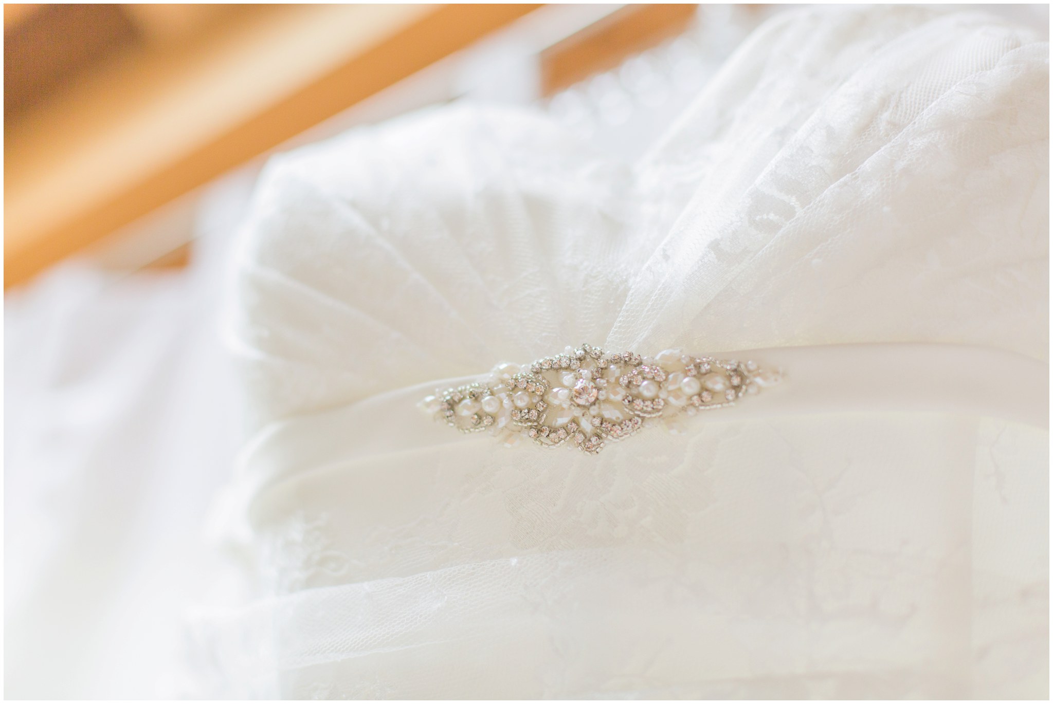 Brautkleid weiss mit Brosche silber